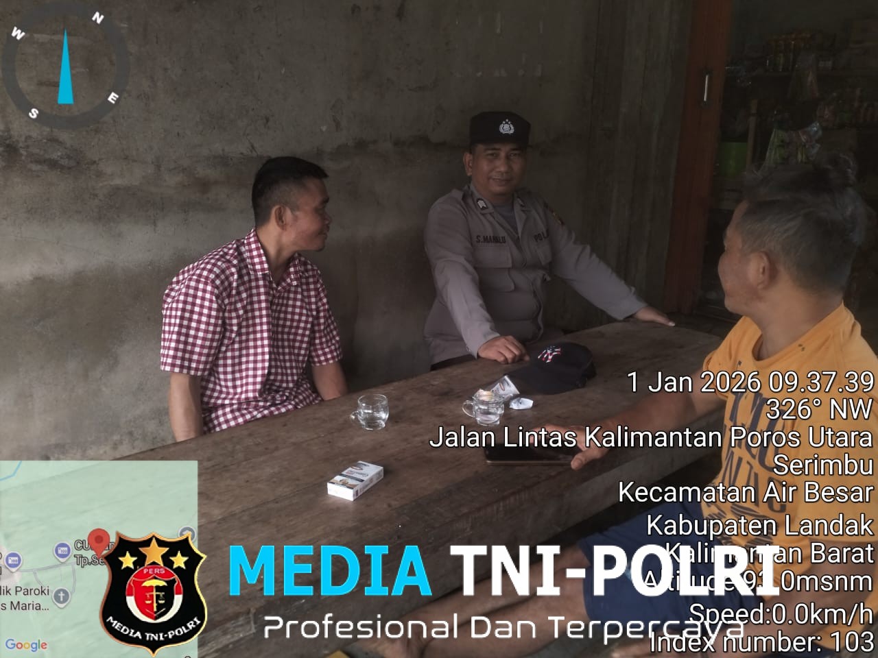 Polisi Duduk Bersama Warga Saat Patroli Siang, Ciptakan Suasana Penuh Keakraban