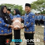 Apel Perdana 2026, Bupati Pringsewu Riyanto Pamungkas Serahkan SK PPPK Paruh Waktu