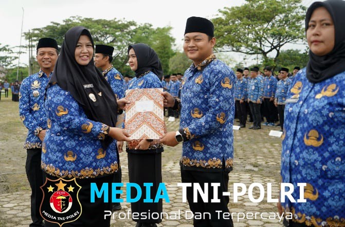 Apel Perdana 2026, Bupati Pringsewu Riyanto Pamungkas Serahkan SK PPPK Paruh Waktu