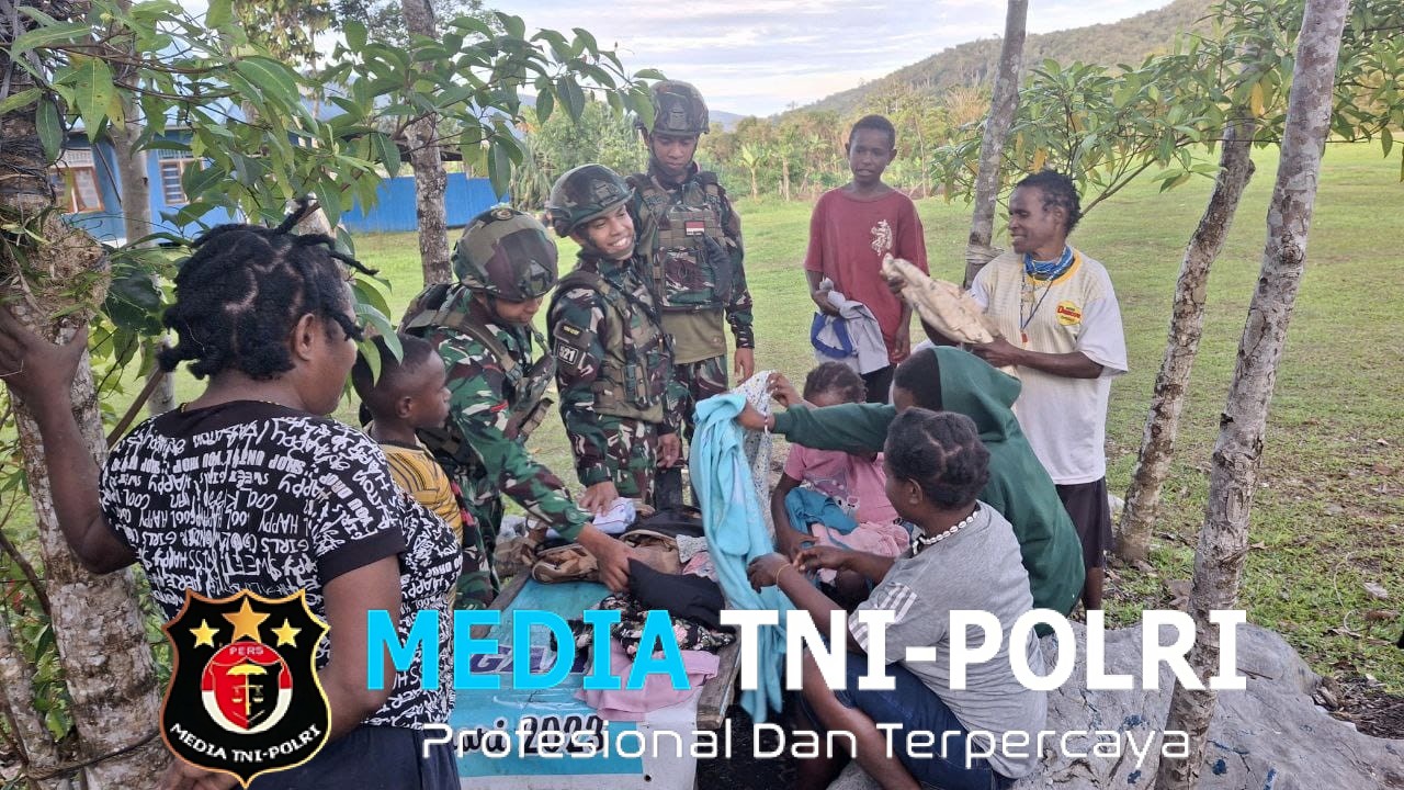 Binter Peduli Sesama Satgas Yonif 521/DY Bagikan Sargal Pakaian Layak untuk Masyarakat Distrik Kobakma