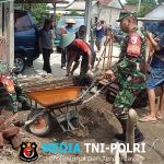 Wujud Manunggal Dengan Rakyat, Babinsa Desa Pikatan Bantu Bangun Rumah Warga Binaannya