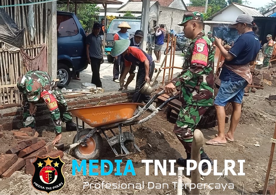 Wujud Manunggal Dengan Rakyat, Babinsa Desa Pikatan Bantu Bangun Rumah Warga Binaannya