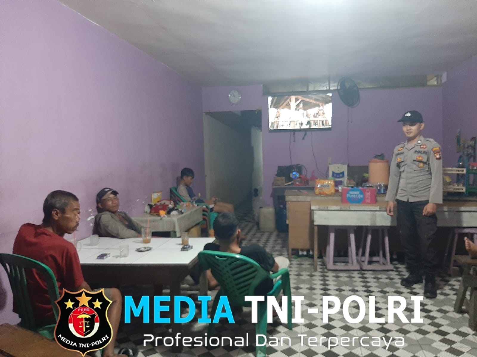 Cegah Pencurian Bermotor, Polisi Sambangi Warga nya Dalam Patroli Malam