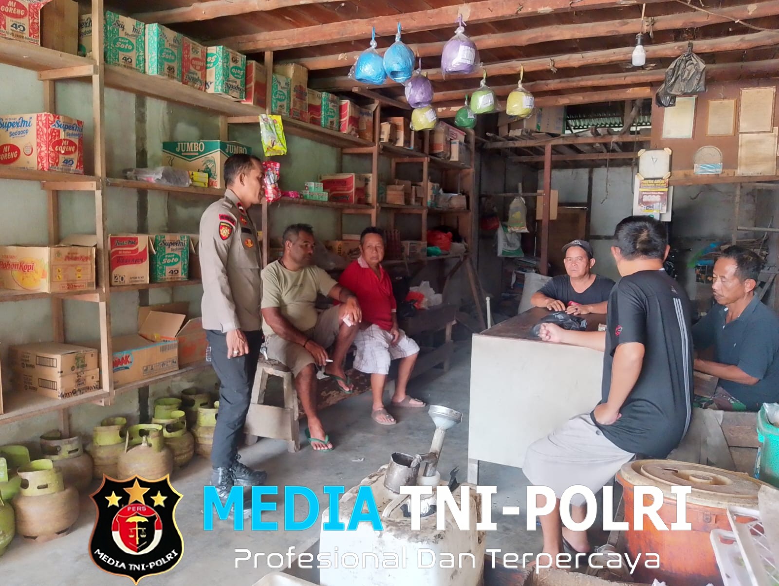 Pastikan Situasi Tetap Kondusif, Aipda Iwan Hernanda Sambangi Warga di Mempawah Hulu