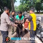Polsek Cikarang Selatan Gelar Jumat Peduli, Bagikan 30 Nasi Kotak untuk Ojol
