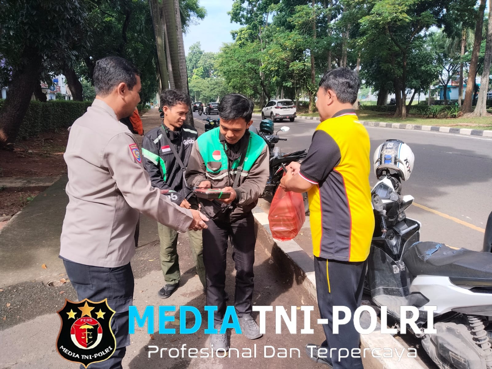 Polsek Cikarang Selatan Gelar Jumat Peduli, Bagikan 30 Nasi Kotak untuk Ojol