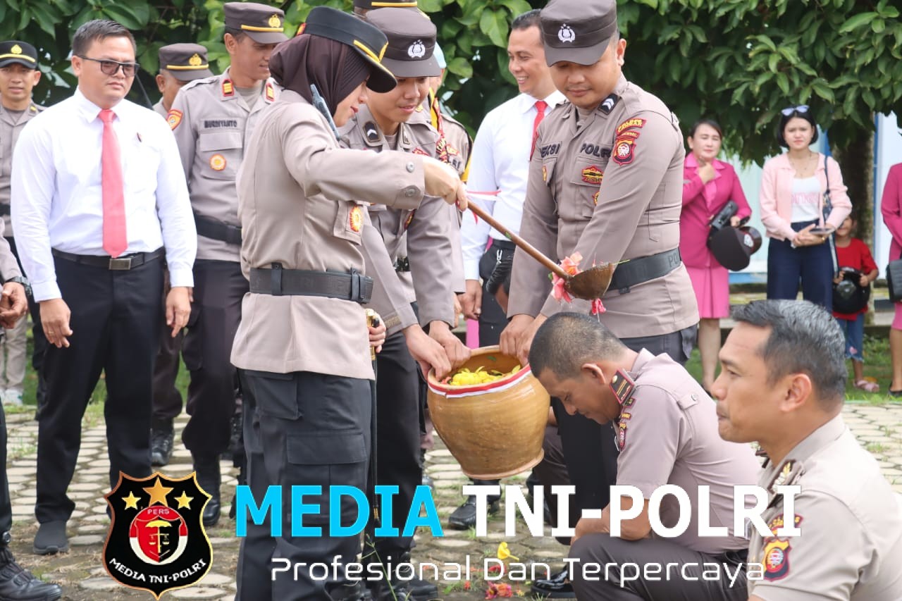 Hadiah Spesial Awal Tahun, Air Mata Bahagia Warnai Kenaikan Pangkat Personel Polres Landak