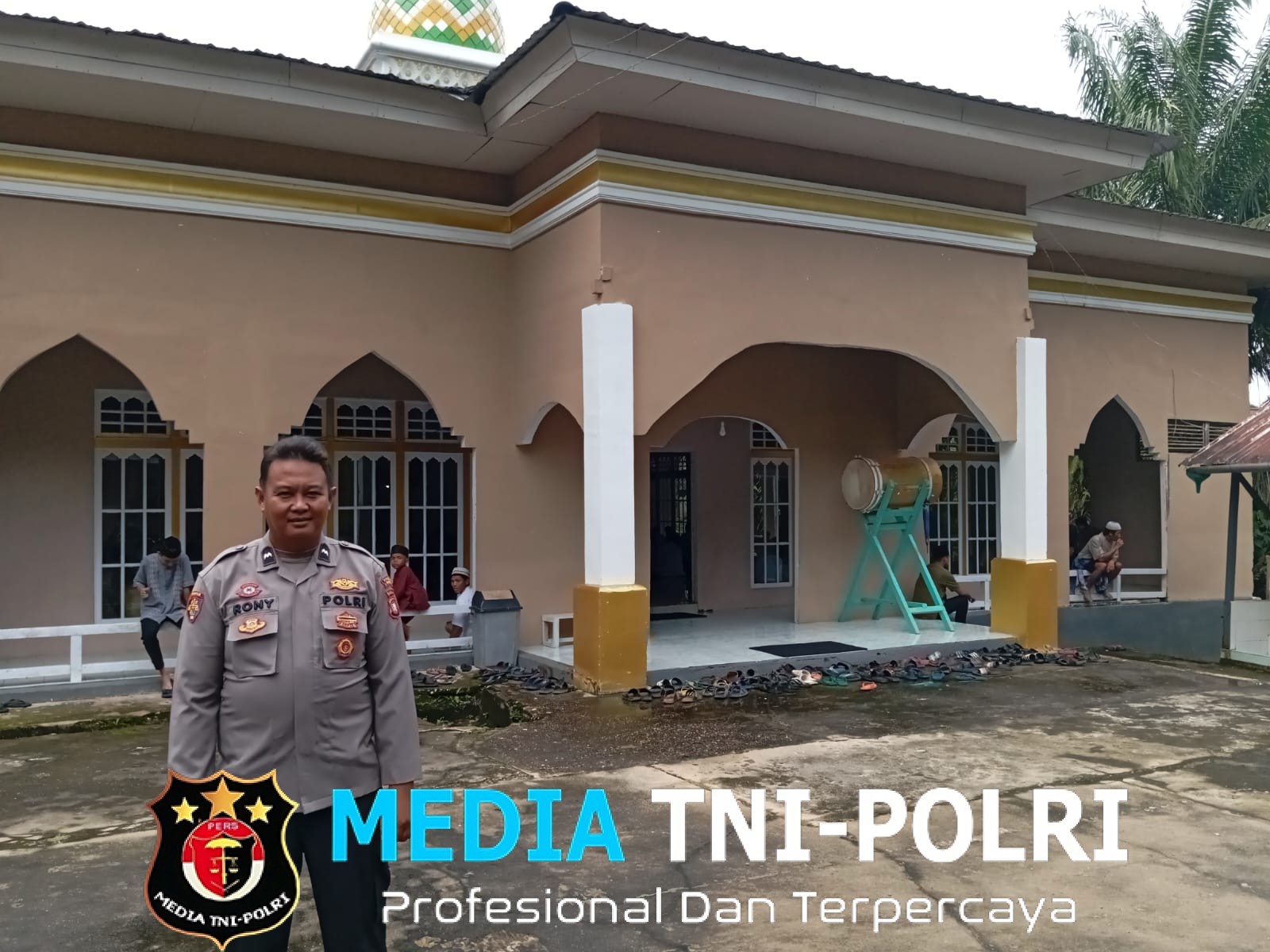 Lakukan Pengamanan Sholat Jumat Jamin Kamtibmas Kondusif di Masjid Nurul Iman Kuala Behe