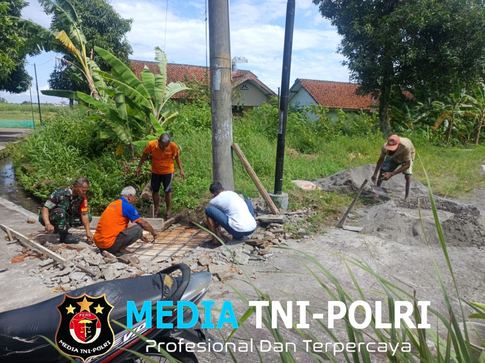 Babinsa Banyudono Bangkitkan Semangat Gotong Royong, Warga Bersama TNI Perbaiki Jalan Penghubung Antar Dusun