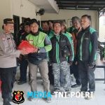 Polsek Cikarang Timur Bagikan Paket Sembako Untuk Pengemudi Ojek Online dalam Program Jumat Berkah