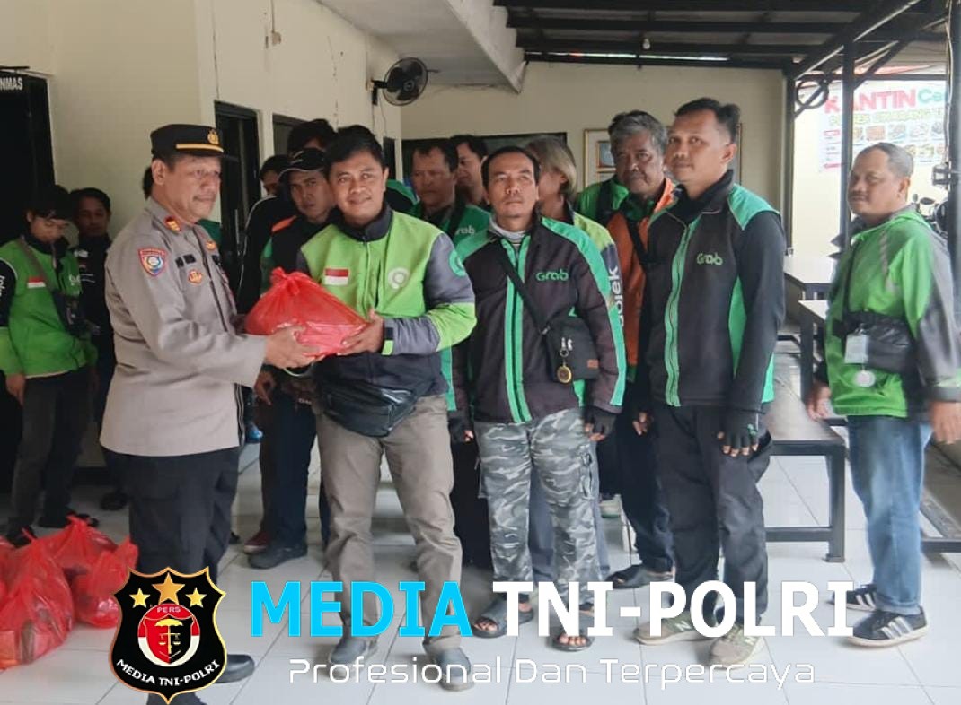 Polsek Cikarang Timur Bagikan Paket Sembako Untuk Pengemudi Ojek Online dalam Program Jumat Berkah