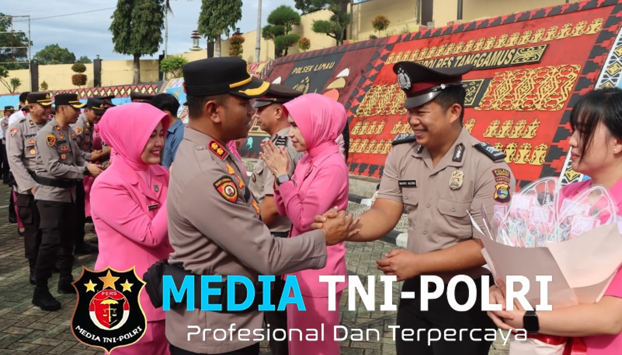 Kapolres Tanggamus Pimpin Upacara Kenaikan Pangkat 52 Personel