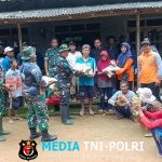 Pasca Longsor, Petugas Gabungan Bersama Warga Bersihkan Timbunan Material Longsor