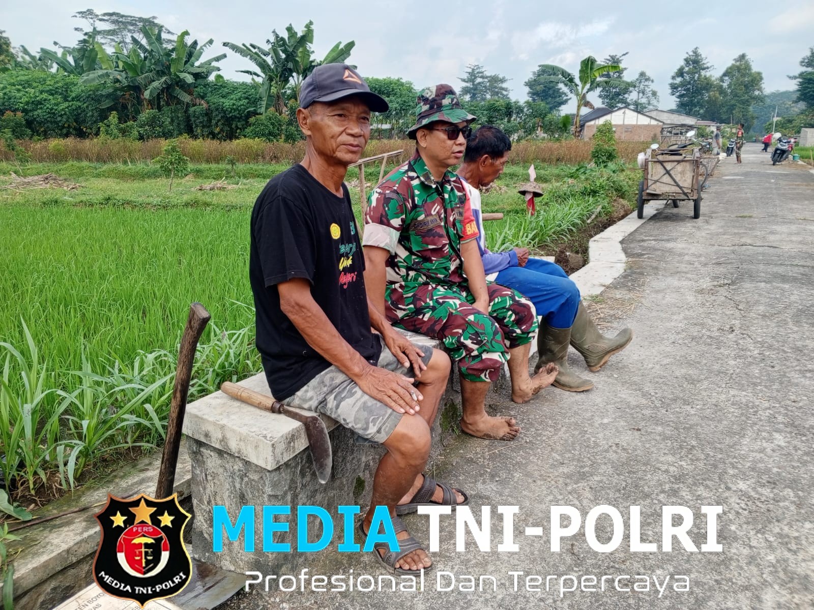 Babinsa Koramil Teras Mempererat Kebersamaan Warga Lewat Komsos di Tengah Kerja Bakti