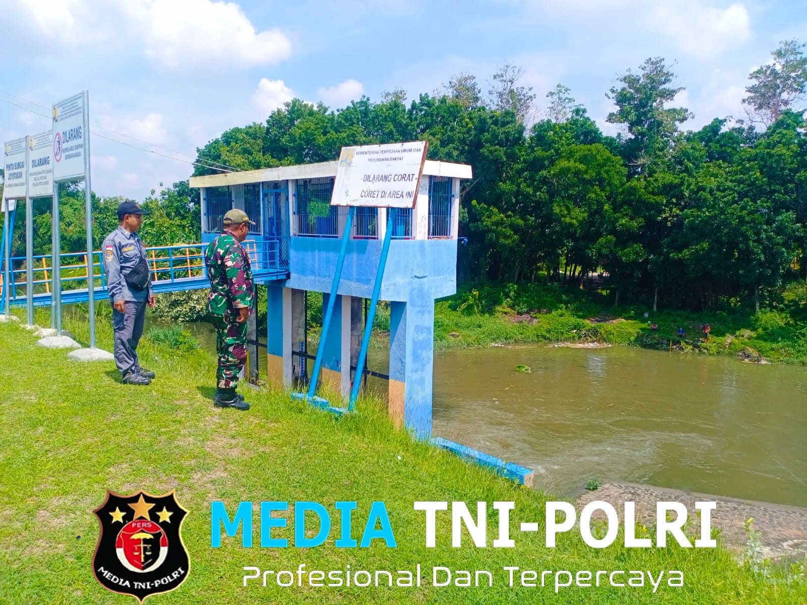 Antisipasi Banjir, Babinsa Joyotakan Patroli Cek Debit Pintu Air Plalan