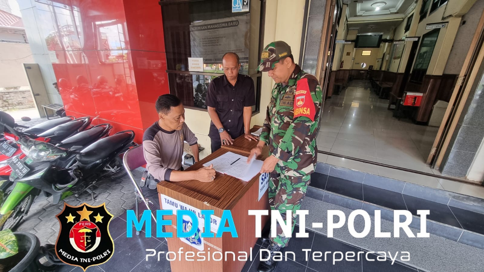 Wujudkan Keakraban Dengan Warganya, Babinsa Tipes komsos Dengan Scurity Universitas Duta Bangsa