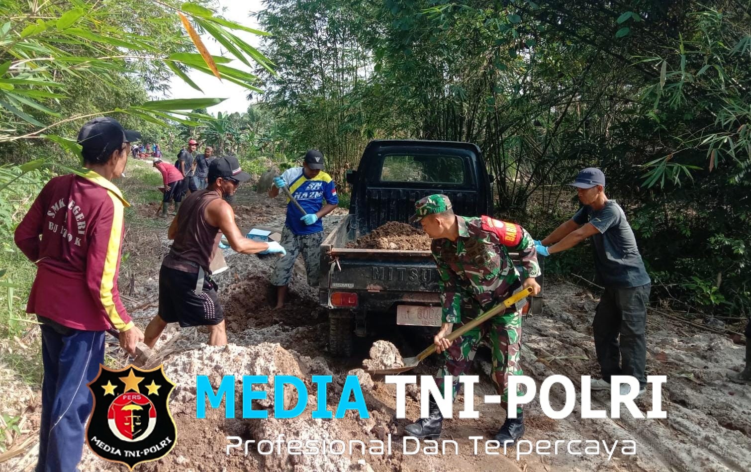 Akses Jalan Rusak, Babinsa Koramil 1015-03/MB Ketapang Bersama Warga Gotong Royong Perbaiki Jalan