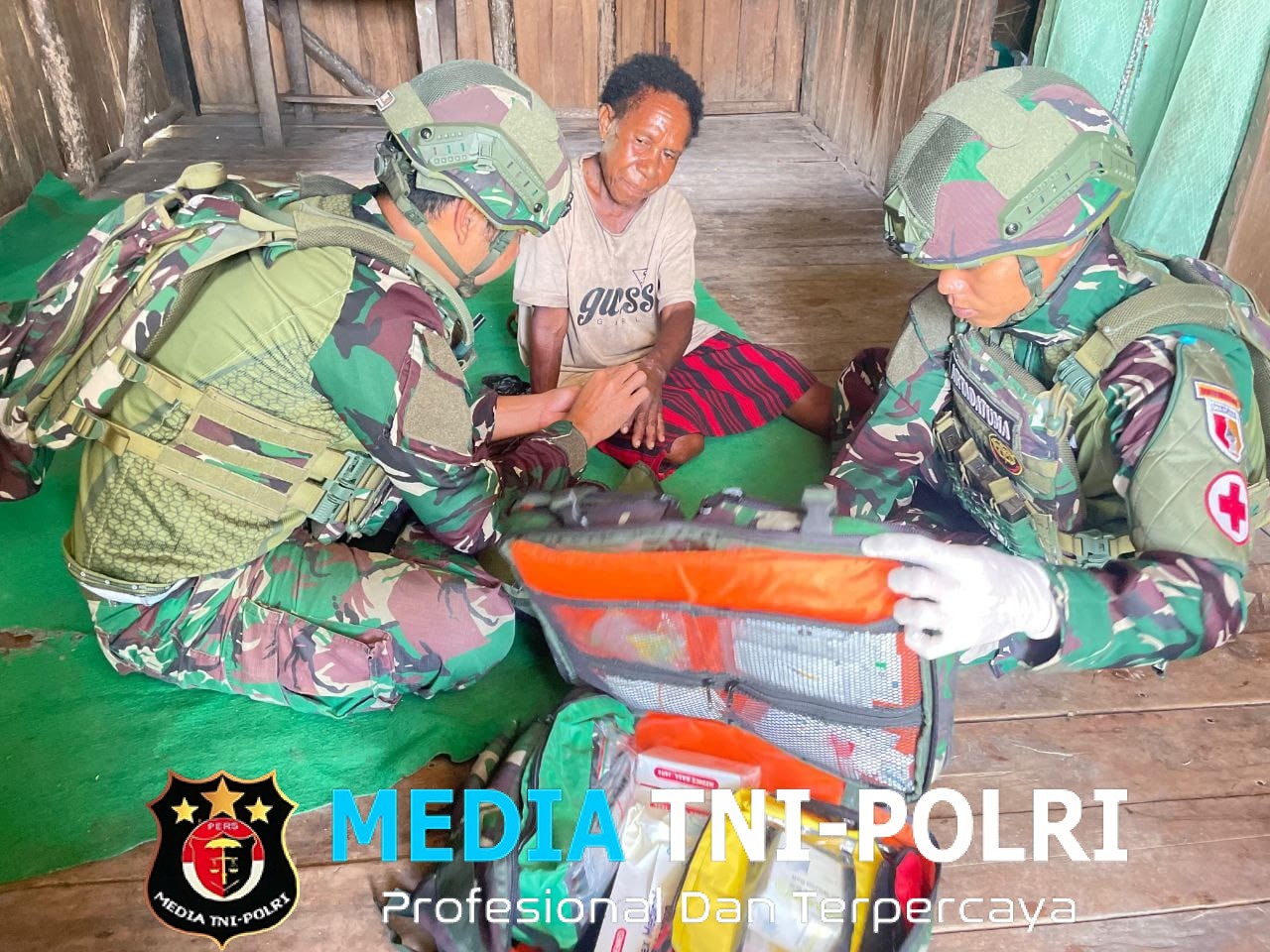 Siap Sigap Satgas Yonif 521/DY Memberikan Pertolongan Warga Korban Luka Parang Saat Berkebun