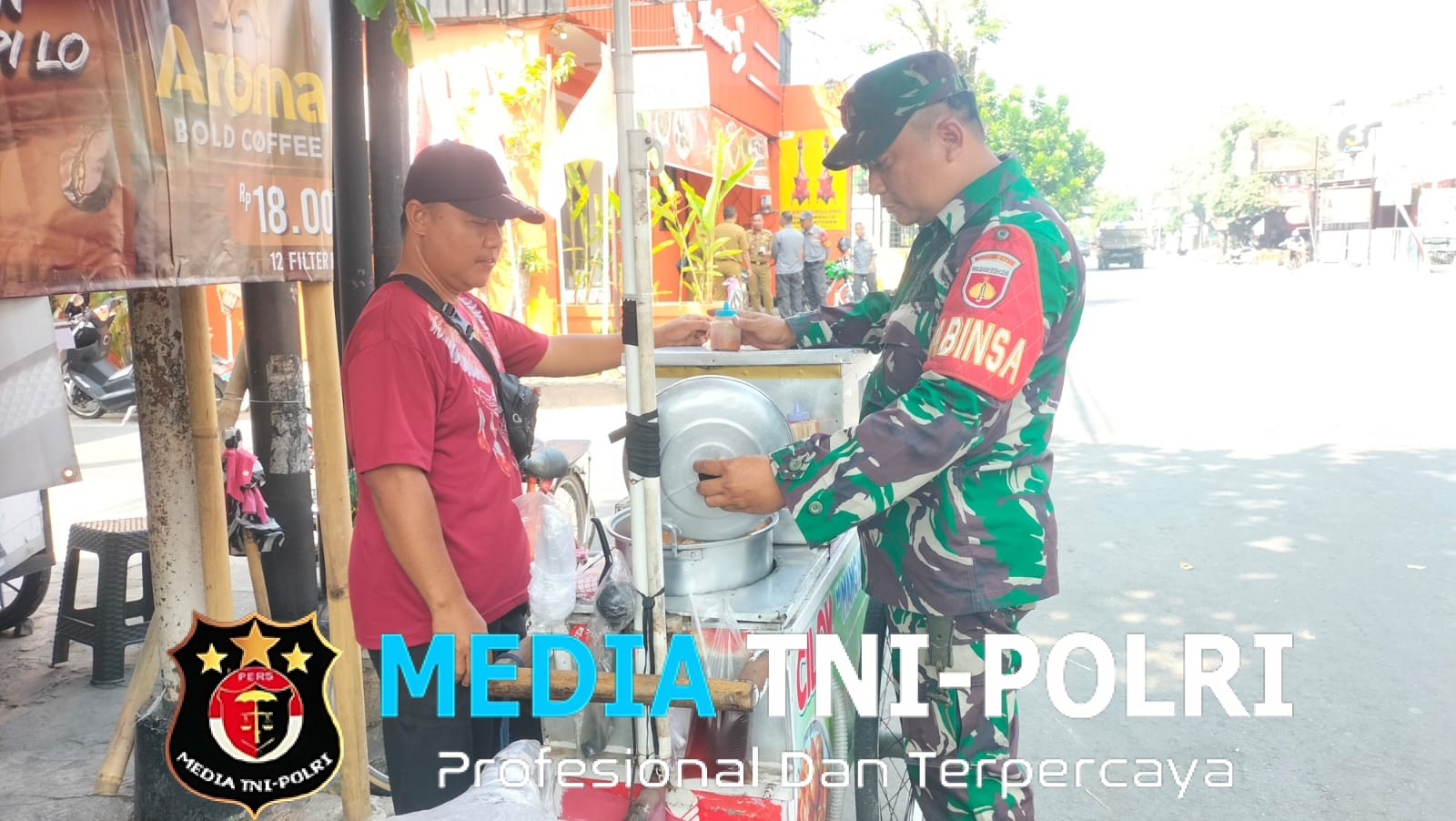 Motivasi Pelaku UMKM, Babinsa Kemlayan Beri Dukungan Kepada Penjual Cilok