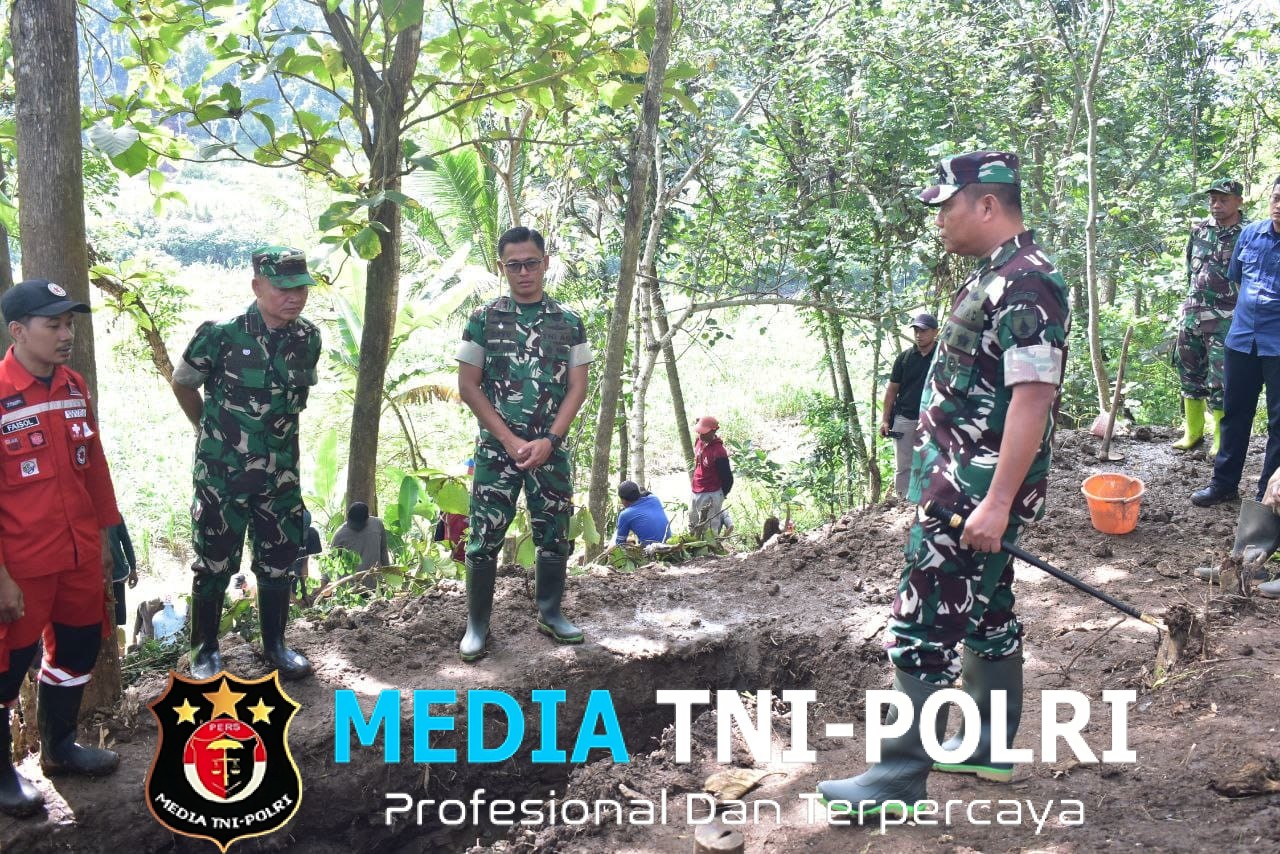 Tingkatkan Konektivitas, Danrem 083/Bdj dan Dandim 0818 Cek Pembangunan Jembatan Gantung “Garuda” di Malang