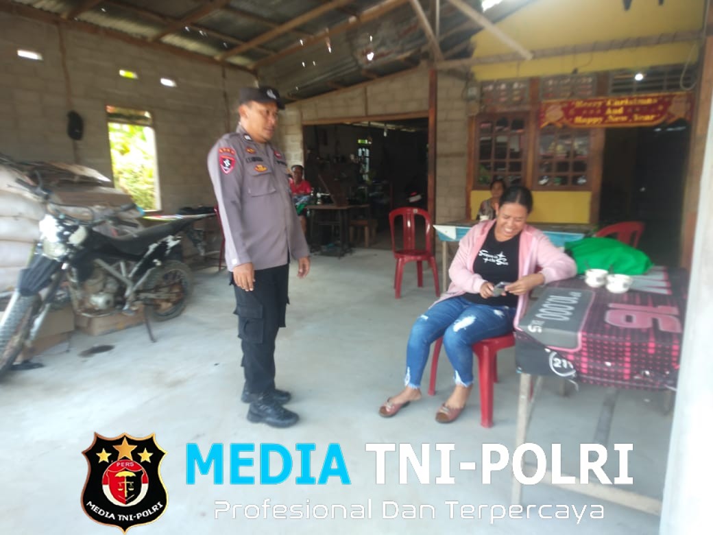 Polsek Menjalin Laksanakan Pengamanan Ibadah Misa Minggu di Gereja Santo Petrus dan Paulus