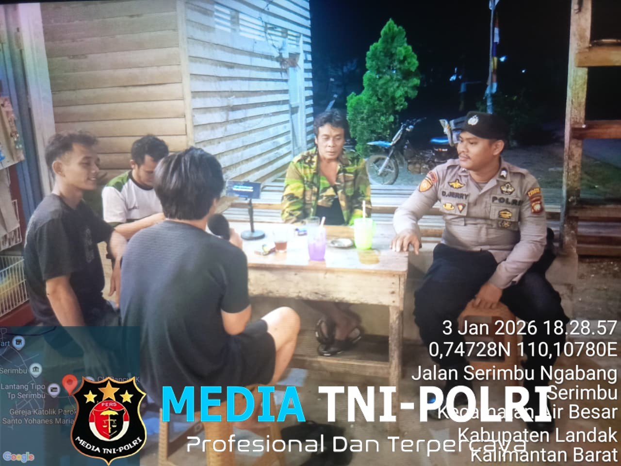 Temui Warga nya Dalam Patroli Malam Dengan Berikan himbauan nya