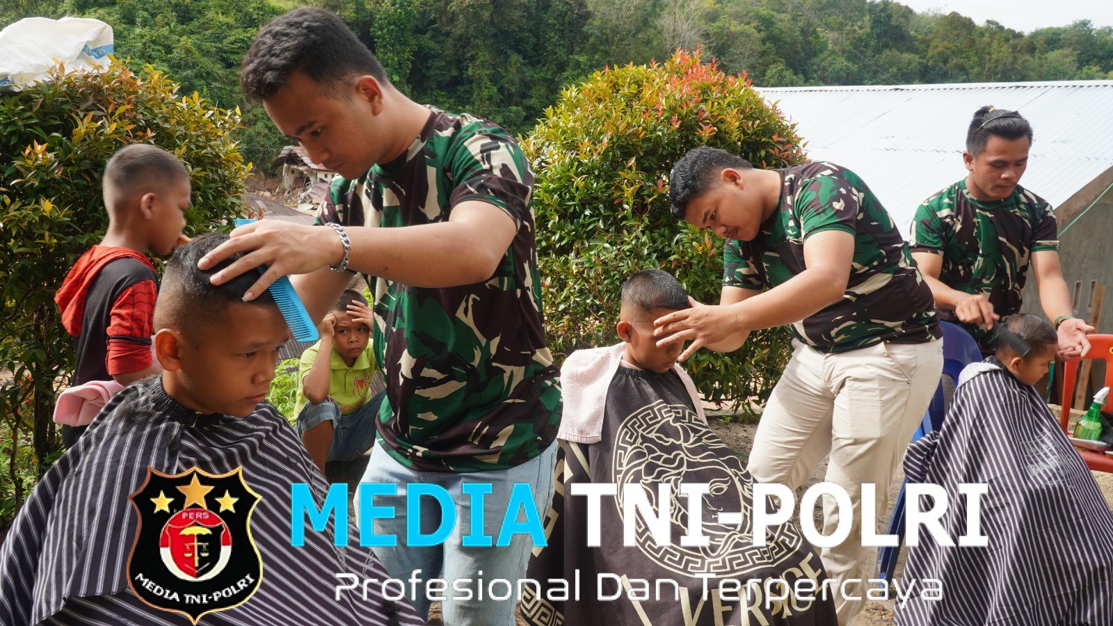 Kodim 0210/Tapanuli Utara Gelar Cukur Rambut Gratis untuk Anak Pengungsi Pascabencana