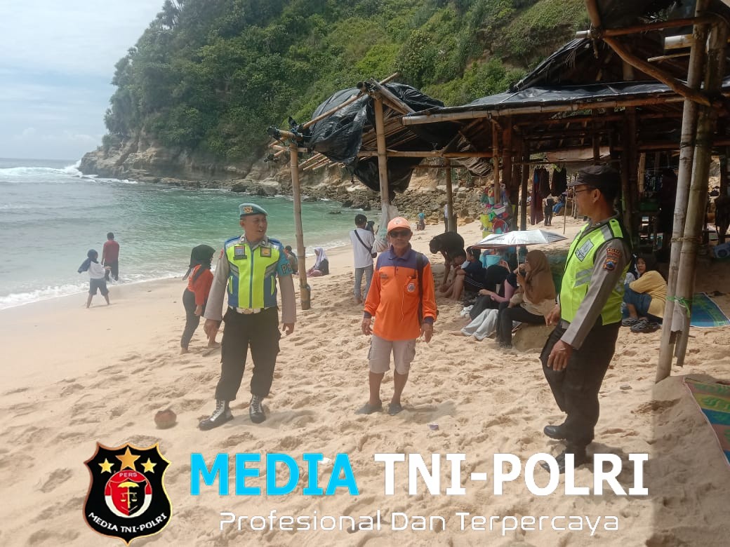 Libur Nataru Berakir, Ribuan Wisatawan Kunjungi Pantai Paranggupita, Polsek Lakukan Pengamanan Ketat
