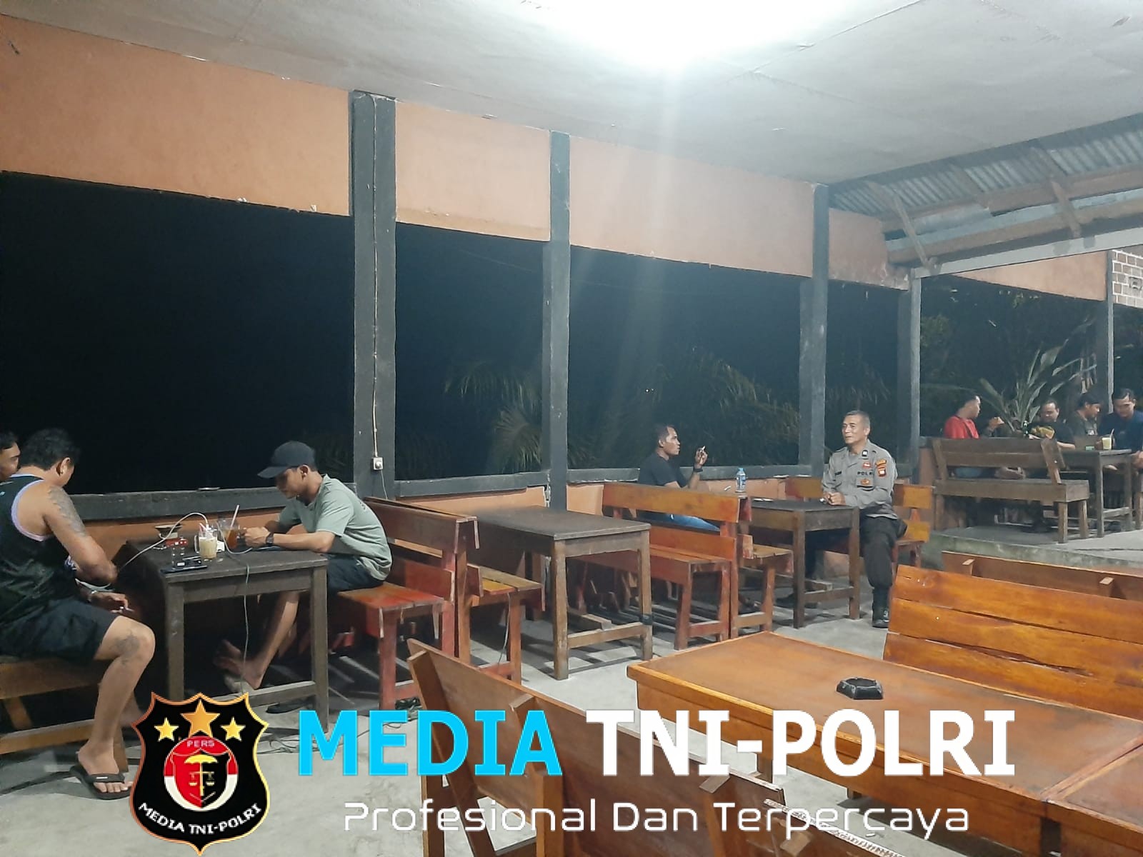 Suasana Akrab Patroli Malam Polisi di Tengah Warga Mandor Yang Sedang Duduk Santai