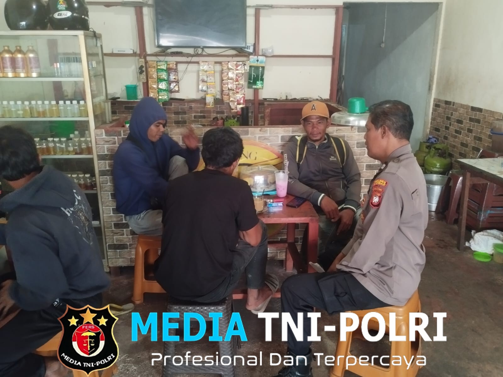 Polisi Menyapa Warga Nongkrong, Pesan Keamanan Disampaikan Penuh Keakraban