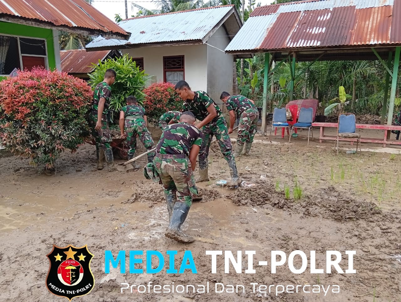 Karya Bhakti Pasca Banjir, Yon Zipur-5/Brawijaya dan Babinsa Bersihkan MIN 18 Langkahan