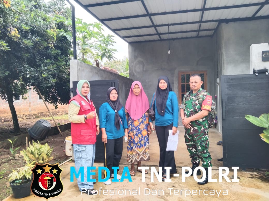 Wujudkan Lingkungan Sehat dan Bebas DBD, Babinsa Koramil Nogosari cek Jentik Nyamuk