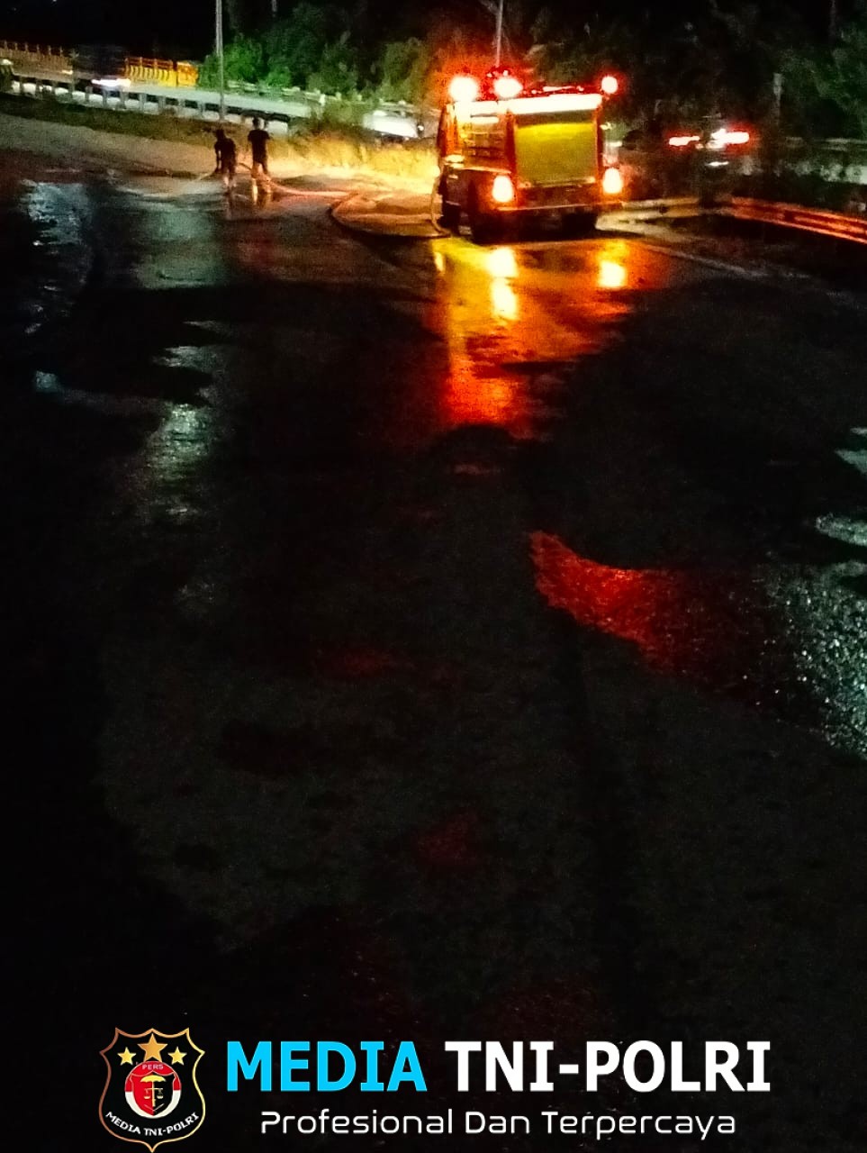 Antisipasi Kecelakaan, Damkar Way Kanan Kembali Lakukan Penyiraman di Jembatan Way Umpu