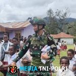 Anak Papua Cerdas Satgas Yonif 521/DY Bagikan Buku dan Alat Tulis Membangun Generasi anak-anak di Papua