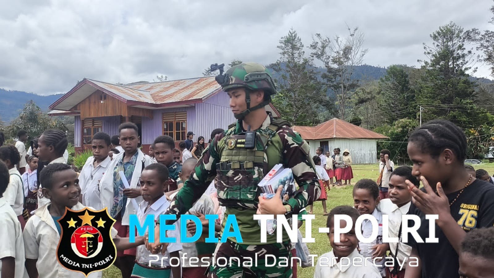 Anak Papua Cerdas Satgas Yonif 521/DY Bagikan Buku dan Alat Tulis Membangun Generasi anak-anak di Papua