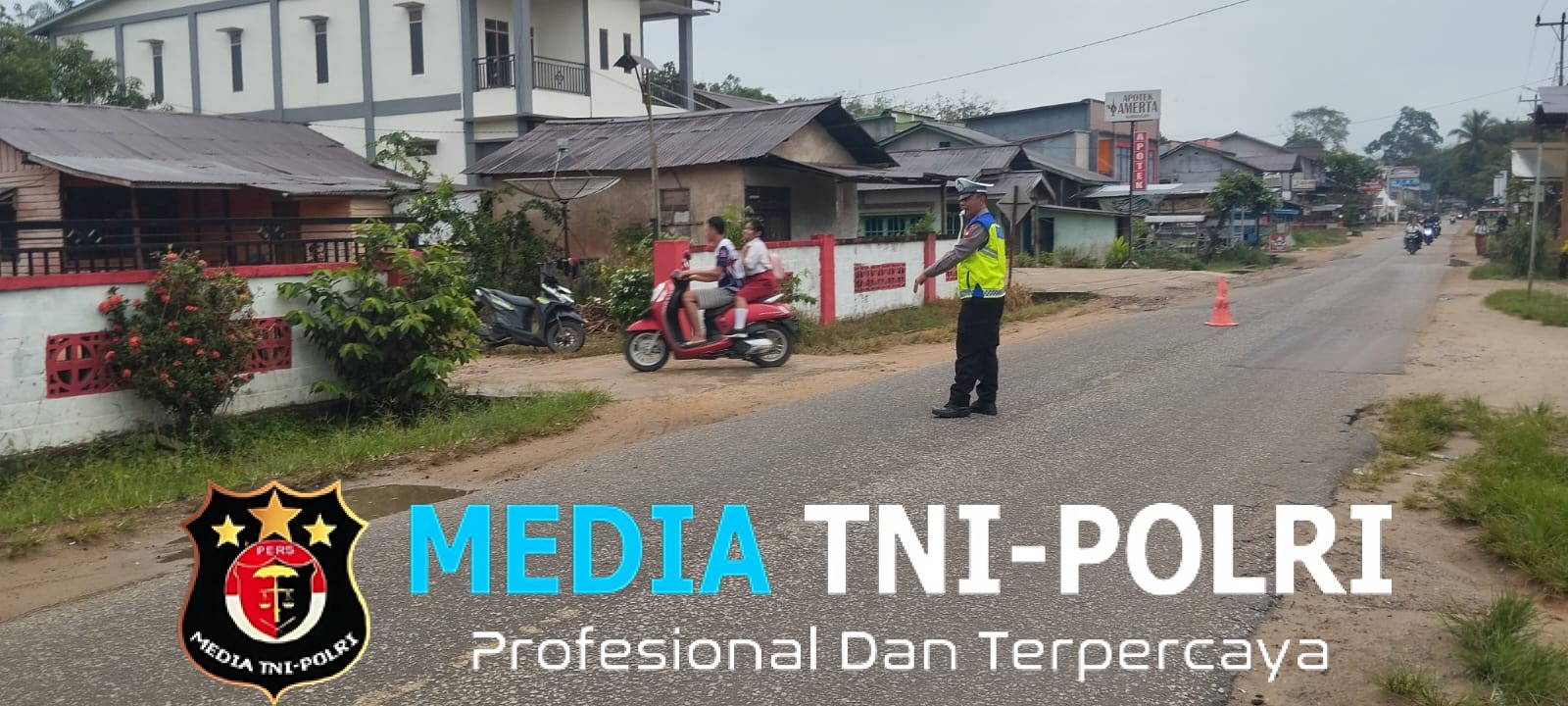 Cegah Kemacetan dan Laka Lantas, Personel Polsek Mempawah Hulu Laksanakan Strong Point ke Sekolah