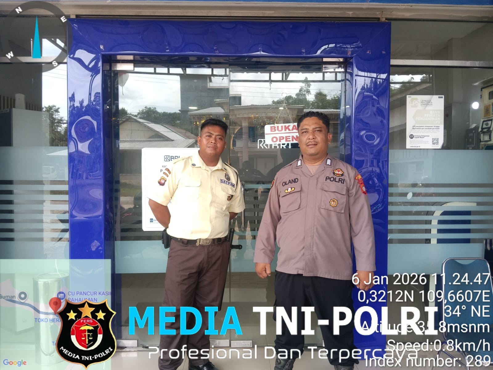 Di Bawah Terik Matahari, Polisi Tetap Humanis Sapa Warga Saat Patroli Siang
