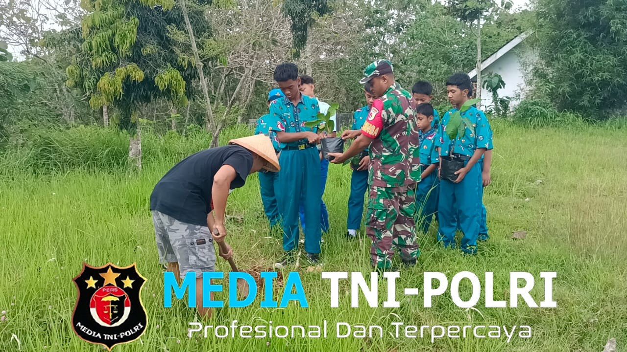 Babinsa Ngeni Bersama Siswa SMPN 2 Wonotirto Tanam Bibit Trembesi Mendukung Program Bersatu Dengan Alam