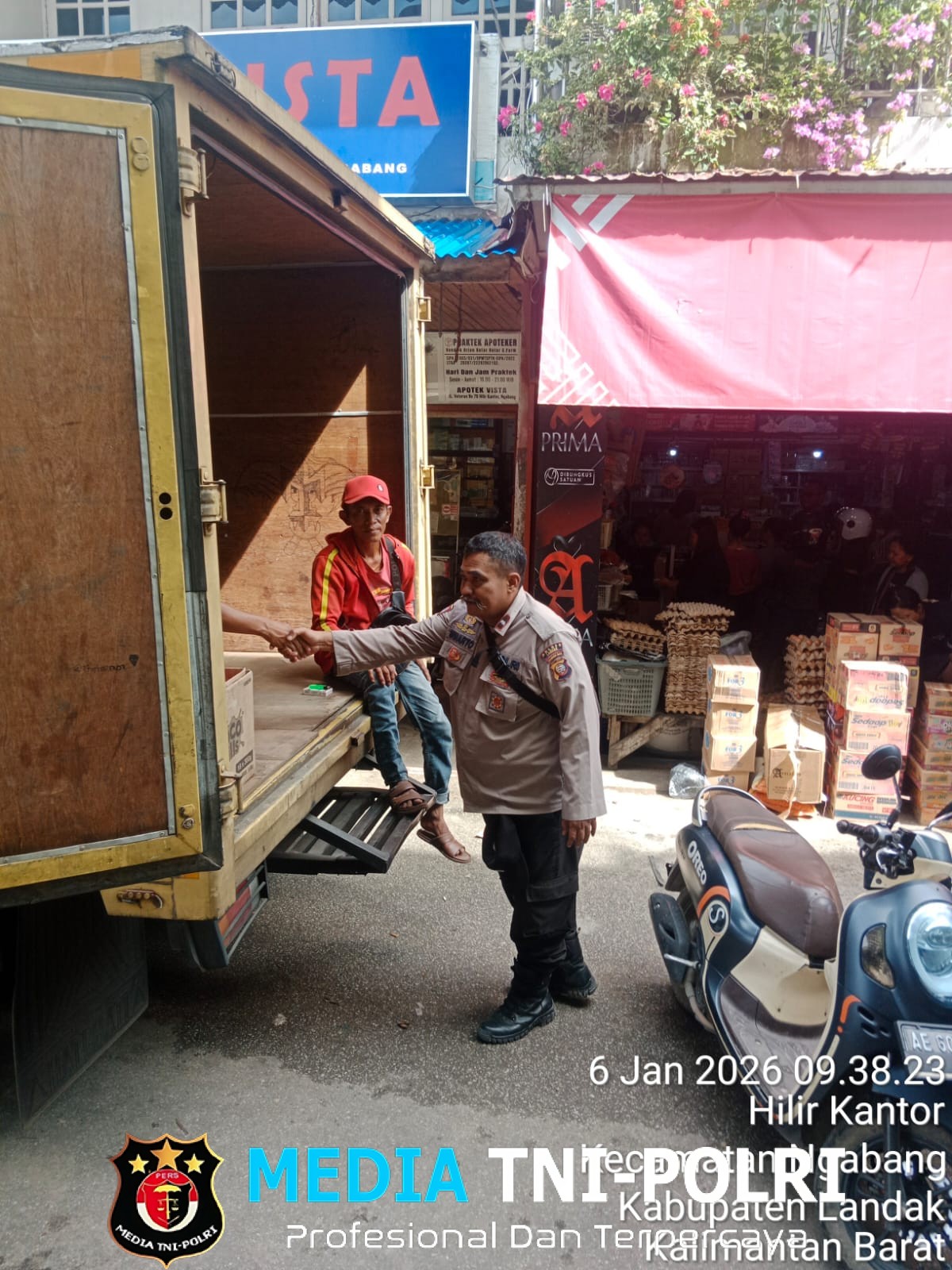 Personil Polsek Ngabang Mengajak Masyarakat Untuk Menjaga Ketertiban Lingkungan