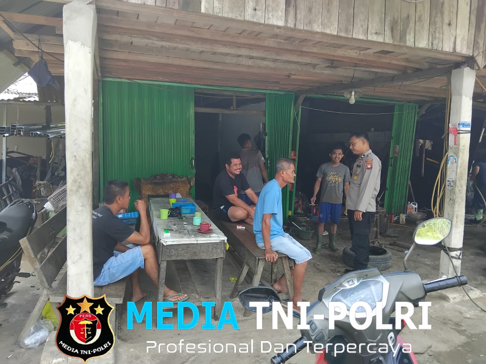 Ciptakan Rasa Aman, Polisi Laksanakan Patroli Siang di Area Pasar Dan Bengkel