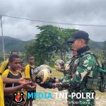 Pangdam XVII/Cenderawasih Salurkan 60 Bola, Satgas Yonif 751/VJS Serahkan untuk SSB di Pegunungan Bintang
