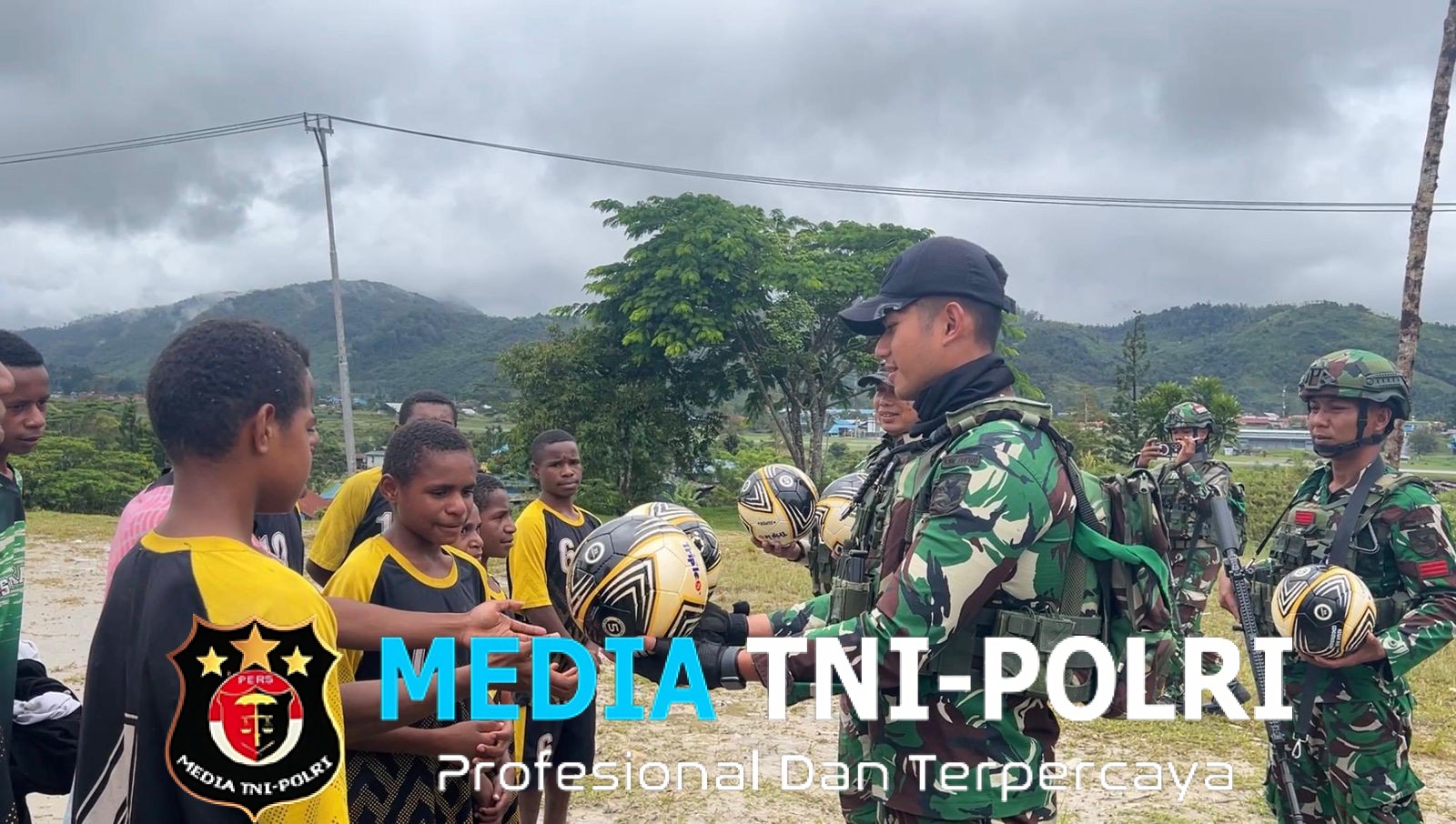 Pangdam XVII/Cenderawasih Salurkan 60 Bola, Satgas Yonif 751/VJS Serahkan untuk SSB di Pegunungan Bintang