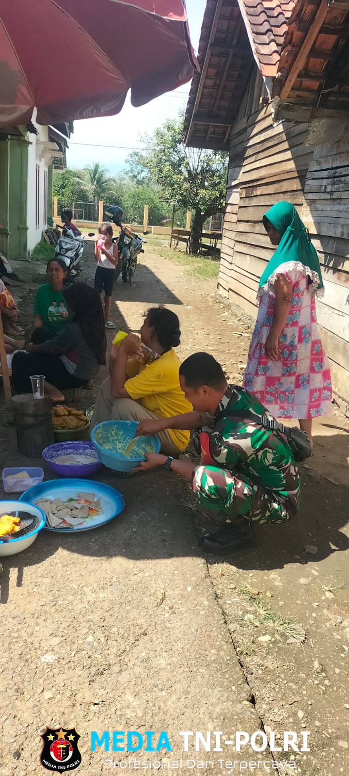 Masak-Memasak Bareng Babinsa, Ibu-Ibu Warga Bedeng Rejo Jalin Silaturahmi dan Waspada Kamtibmas