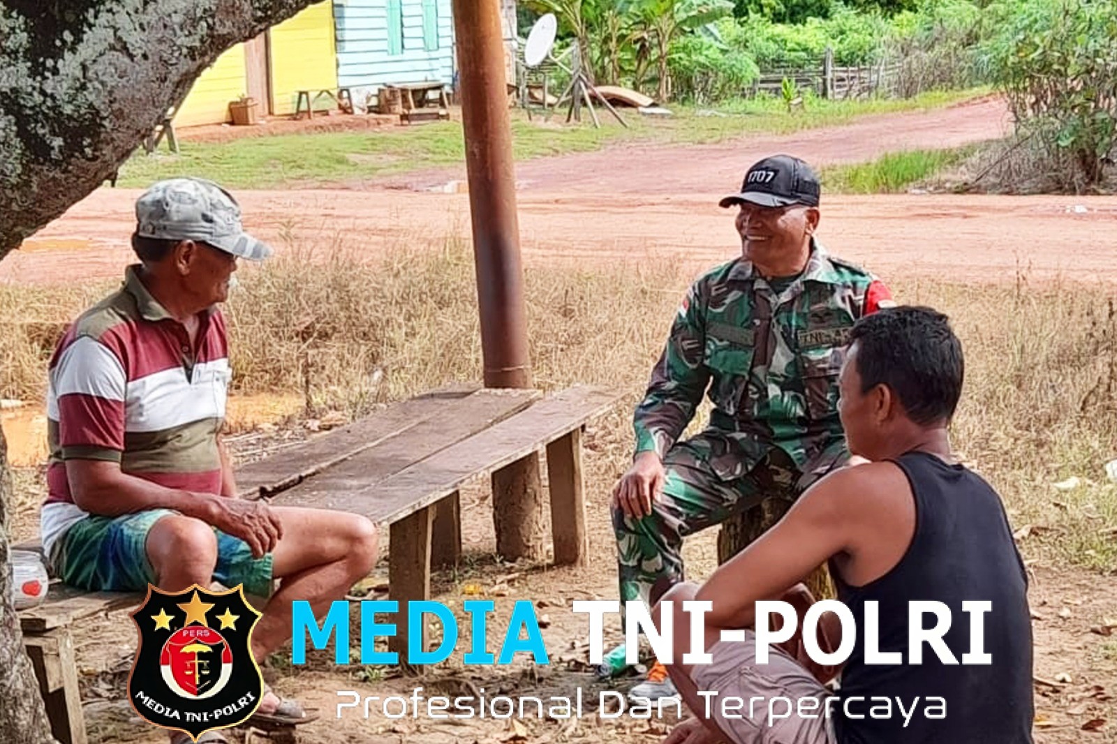 Babinsa Elikobel Bangun Keakraban Lewat Komsos Bersama Warga Kampung Sipias