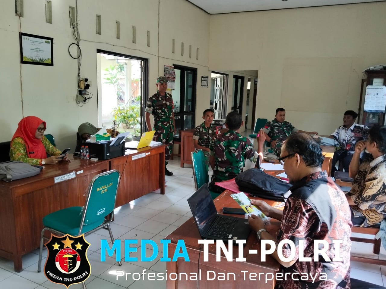 Pasukan Berbaju Loreng Hadir di Kantor Desa, Ini yang Dilakukan