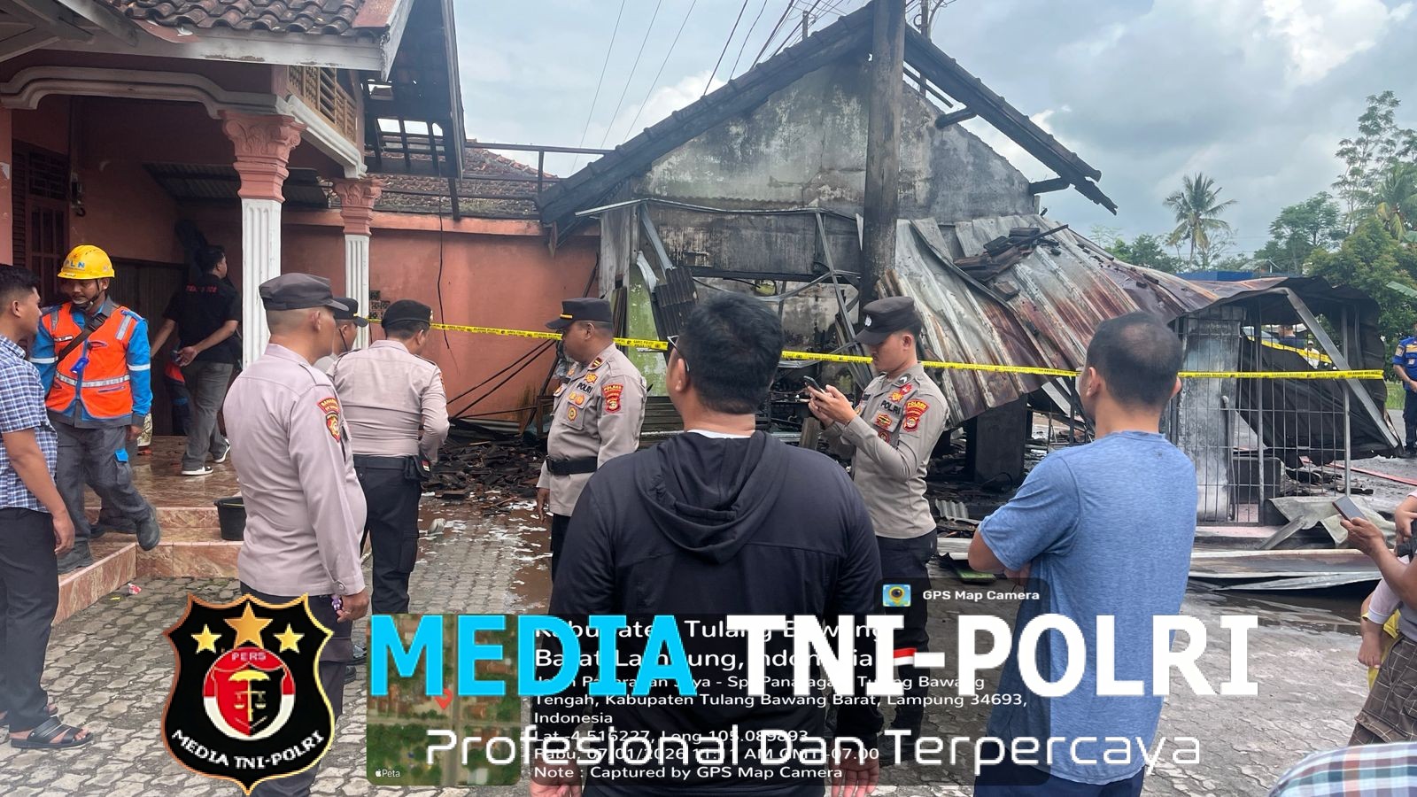 Gerak Cepat Pamapta Polres Tulang Bawang Barat Datangi TKP Kebakaran di Kelurahan Panaragan Jaya