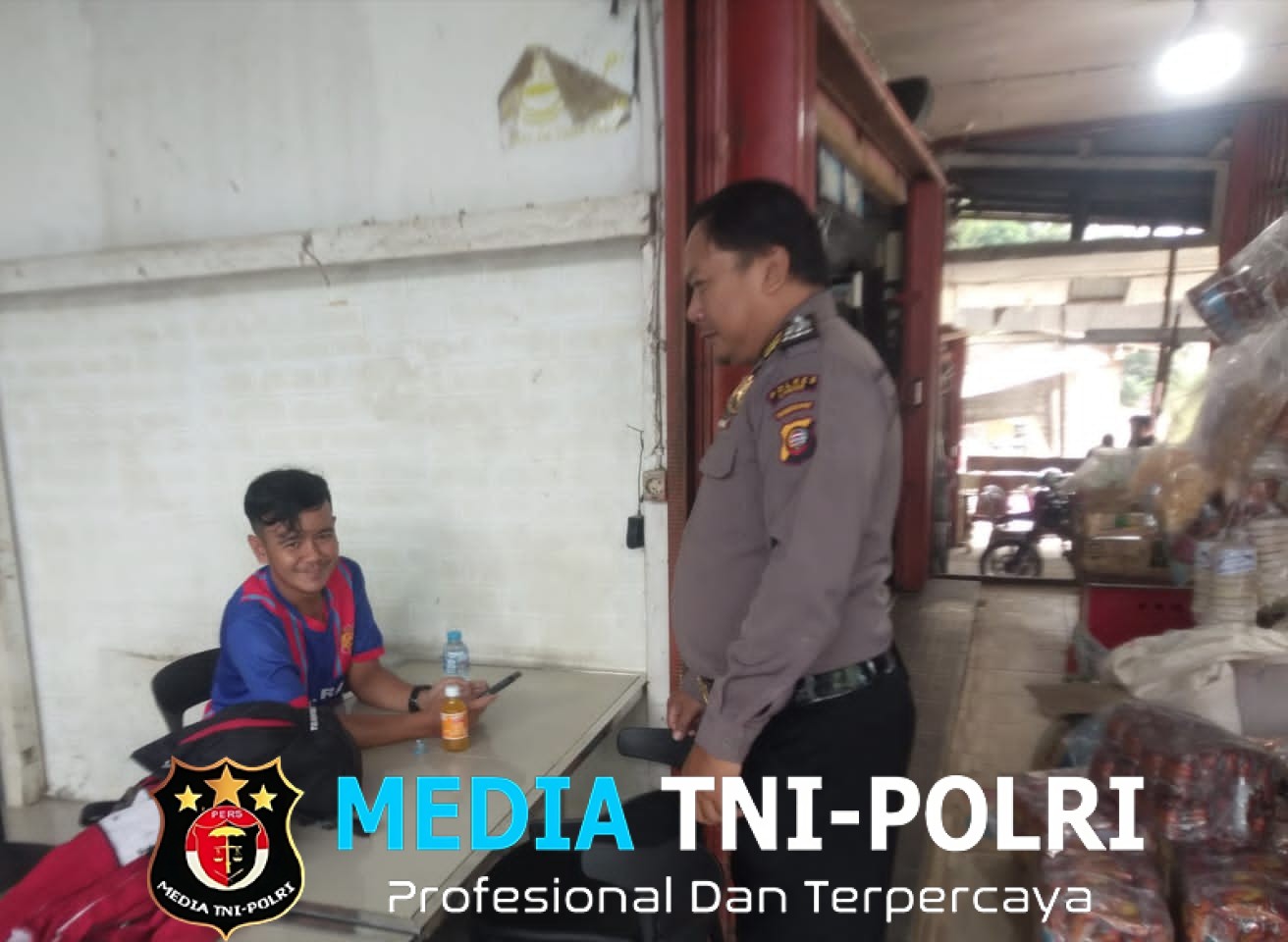 Sambangi Warga Saat Patroli Polsek Kuala Behe Sampaikan Pesan Kamtibmas