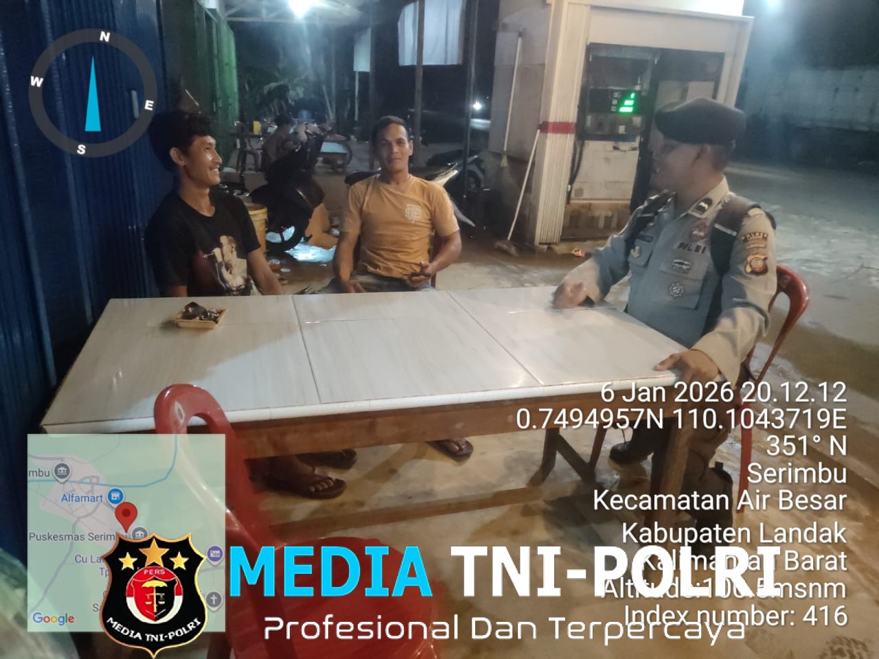 Patroli Malam Penuh Keakraban, Polisi Sapa Warga dengan Senda Gurau dan Pesan Kamtibmas