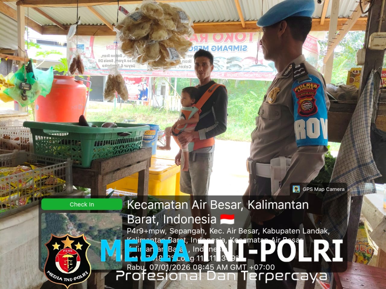 Polisi Sambangi Warung Warga, Patroli Siang Penuh Keakraban di Air Besar