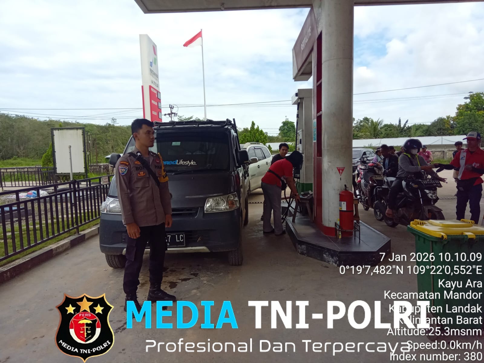 Polsek Mandor Intensifkan Patroli Siang di SPBU, Cegah Gangguan Kamtibmas